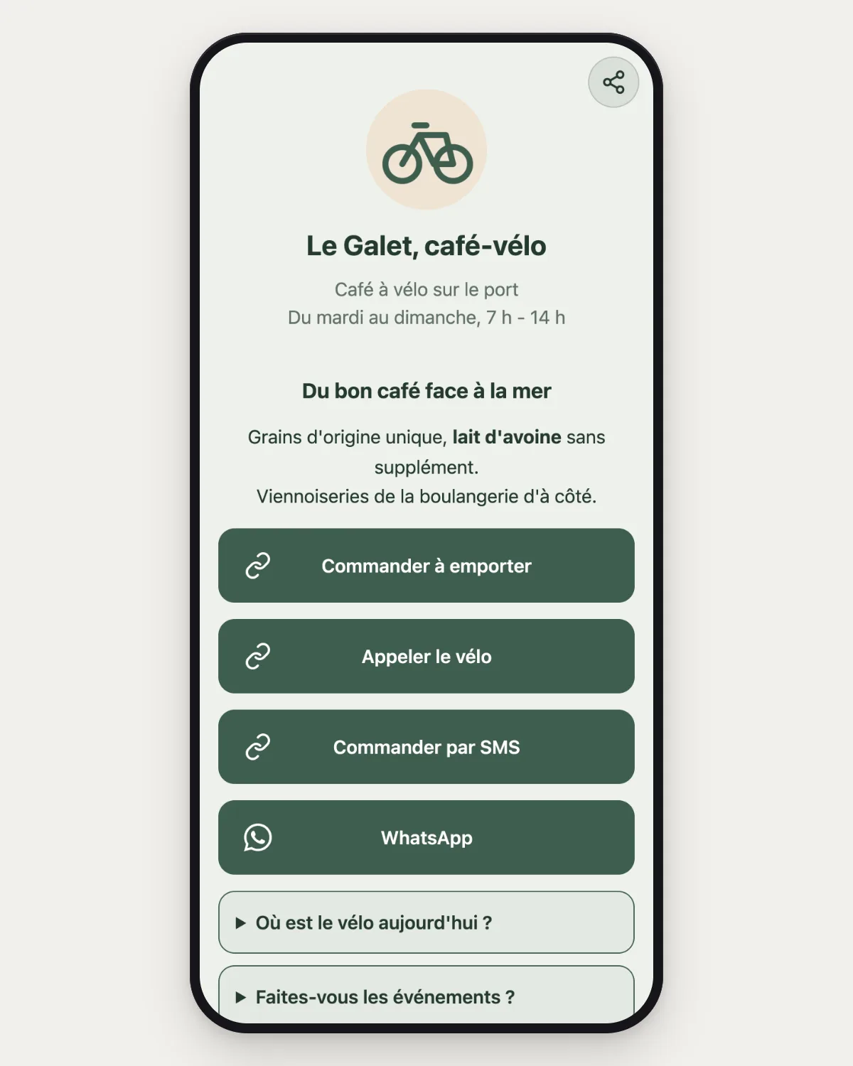 La page importée sur un téléphone : un café à vélo fictif avec sa photo, ses horaires, un titre, un court texte et des boutons pour commander, appeler, envoyer un SMS et écrire sur WhatsApp, puis des questions de FAQ.